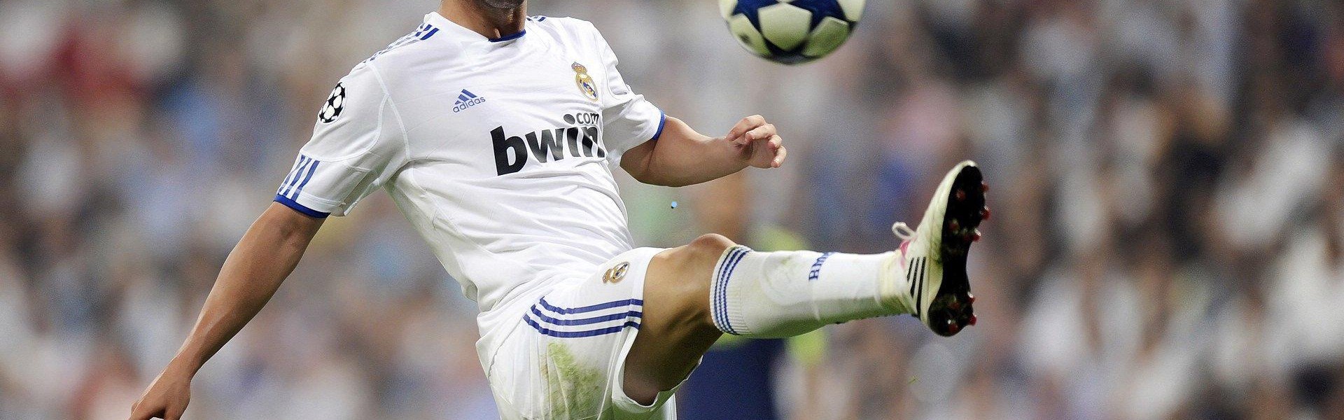 官方入口_维尔茨遭飞踹引发全场哗然，英超官方为戈麦斯黄牌辩解激起千层浪