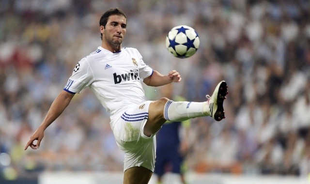 官方入口_维尔茨遭飞踹引发全场哗然，英超官方为戈麦斯黄牌辩解激起千层浪