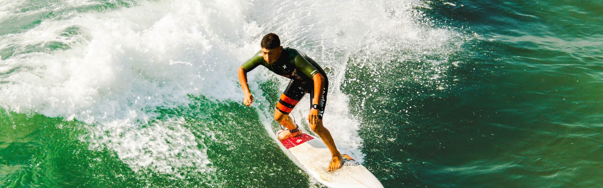 电子试玩_弗林蓬极速突破令利物浦边卫退缩，战术困境暴露红军短板