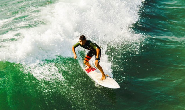 电子试玩_弗林蓬极速突破令利物浦边卫退缩，战术困境暴露红军短板