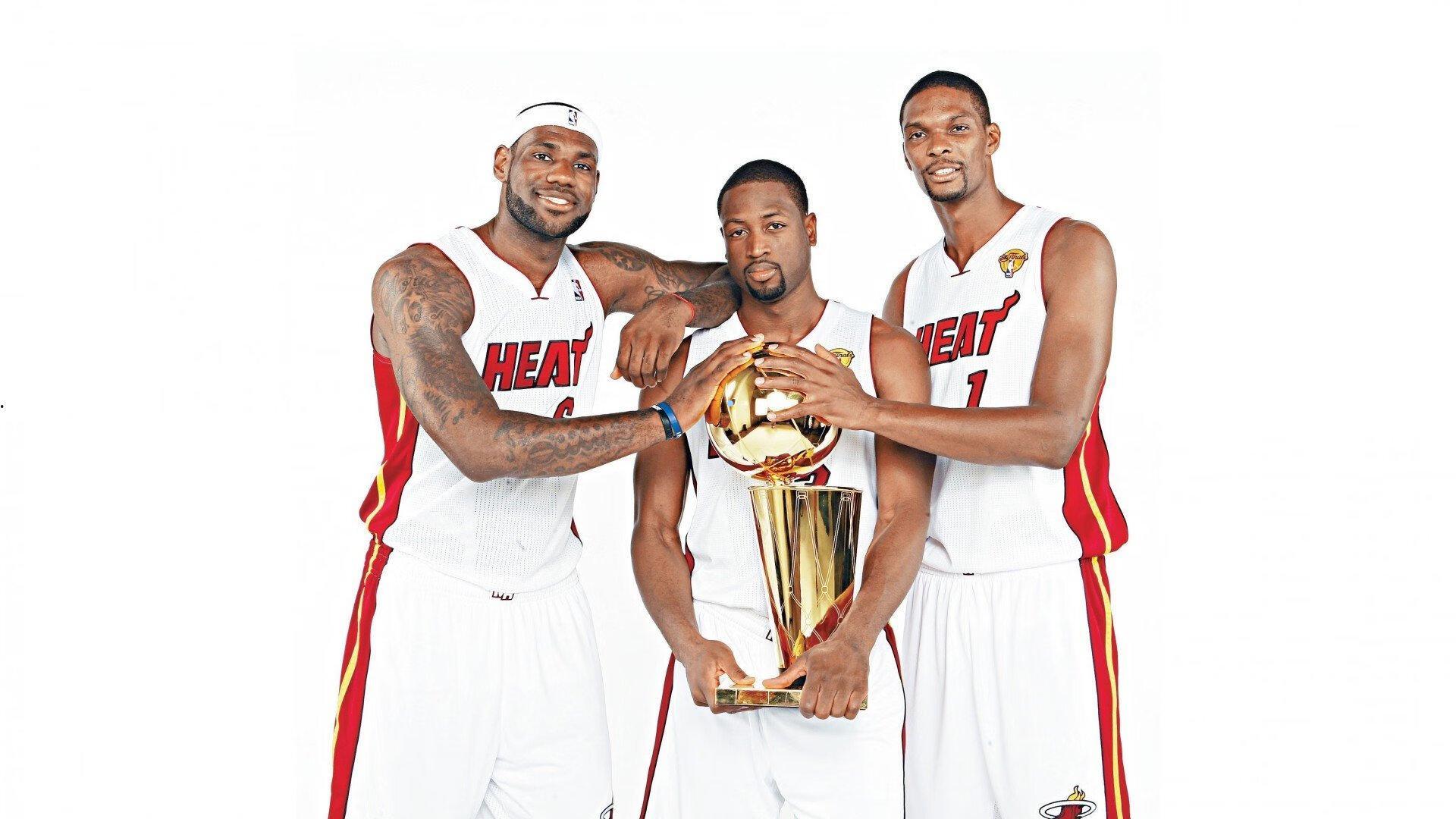 詹姆斯对掘金胜率低迷,对湖人黄蜂负场寥寥—传奇生涯中的对阵记录剖析